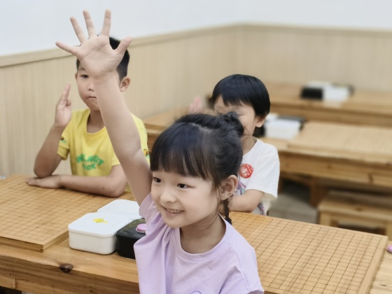 在歡樂的課堂里，孩子們沉浸在愉悅的氛圍中，享受著每一次的探索與學習~_副本.jpg