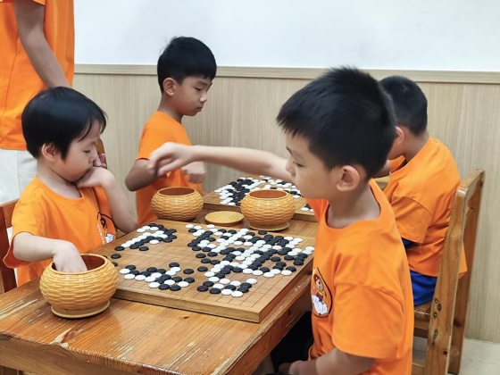 在棋盤上，執(zhí)掌風(fēng)云變化的小棋手_副本.jpg
