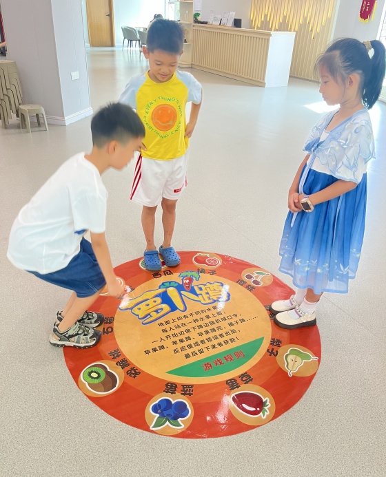周日基礎(chǔ)班課間活動(dòng)，孩子們最喜歡玩的蘿卜蹲游戲_副本.jpg
