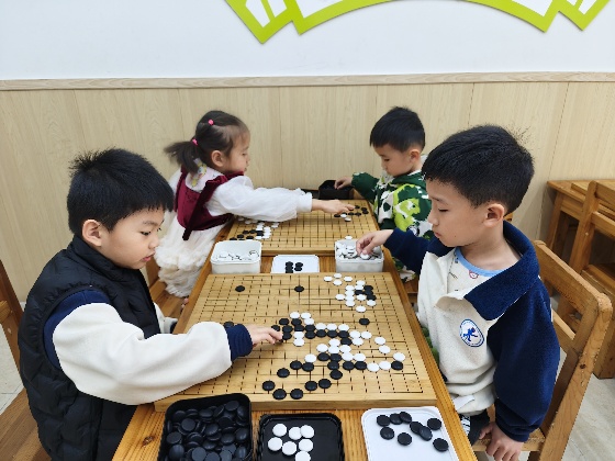 4、小棋手們兩兩對坐，眼神專注，正在認(rèn)真的思考每一步落子呢_副本.jpg