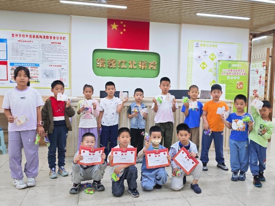 4、在本周，棋院給在上周獲得全勤的小棋手頒發(fā)了獎(jiǎng)狀和小禮物_副本.jpg