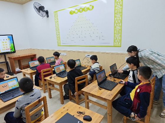 4、也就是從本周開始我們可以使用多媒體課室上課啦，所以我們本周的照片分享選擇的也是小棋手們使用多媒體課室上課的一些照片~_副本.jpg