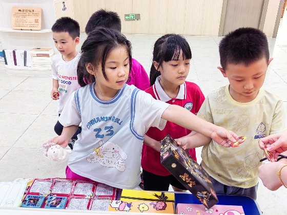 3、為了迎接節(jié)日的到來，我們?cè)诒局艿闹苣┡e行了一個(gè)少量積分兌換禮物的小活動(dòng)_副本.jpg