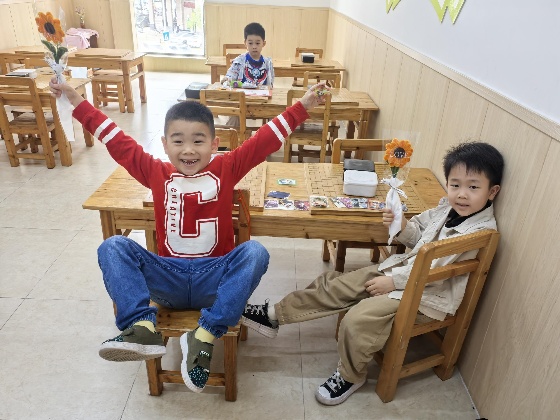 6、其中，棋院在發(fā)放小禮品時(shí)，給咱們小棋手們拍攝了一些照片，一起來看看吧~_副本.jpg